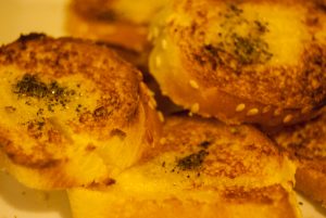 Garlic Bread from the Oven (Photo: Wayra)