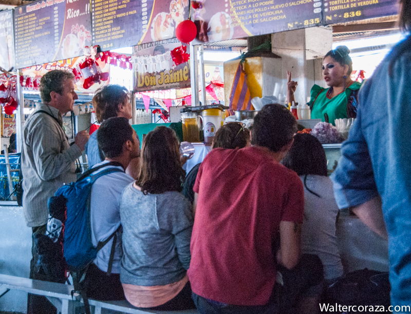 Eating Hot Food in the Market (Photo: Wayra)