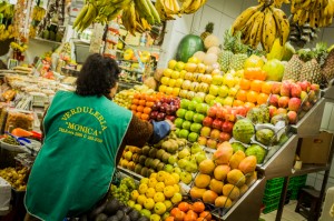 Straightening the Fruit in a Lima Market (Photo: Giancarlo Alejandro Gallardo Campos)